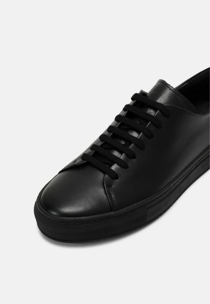 Trainers - black