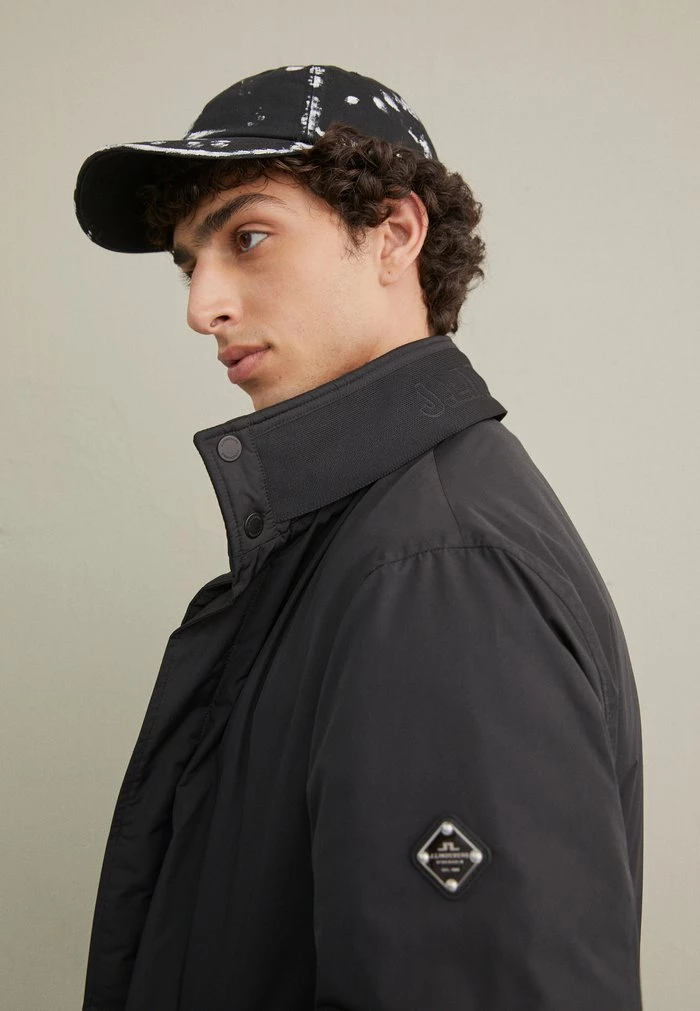 HOLLIS TECH PADDED COAT - Classic coat - black